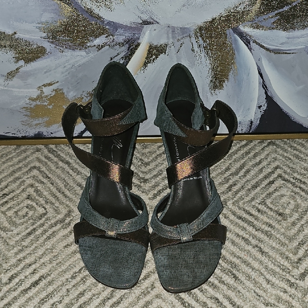 Donald J Pliner Vintage Elegant Women's Strappy Sandals